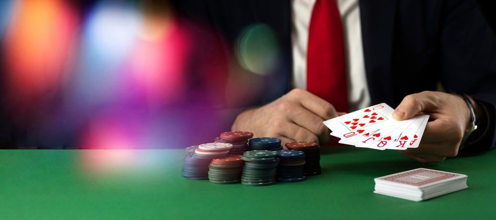 Image for how to become a professional poker player article.